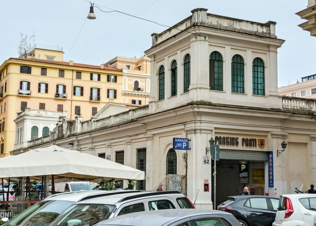 Parking Prati, Piazza dellʼUnità, in der Nähe der Engelsburg (April 2024).