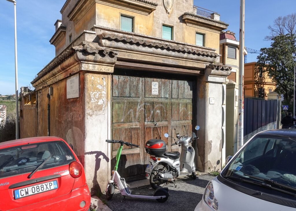 Abb. 18: Garage mit Holztor; Viale Vaticano (April 2024).